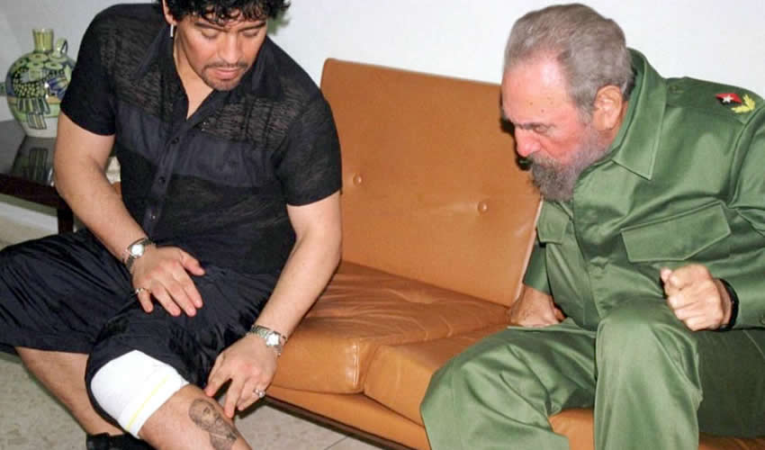 Diego Armando Maradona y Fidel Castro ... el pibe le muestro a Fidel el tatuaje de su rostro...