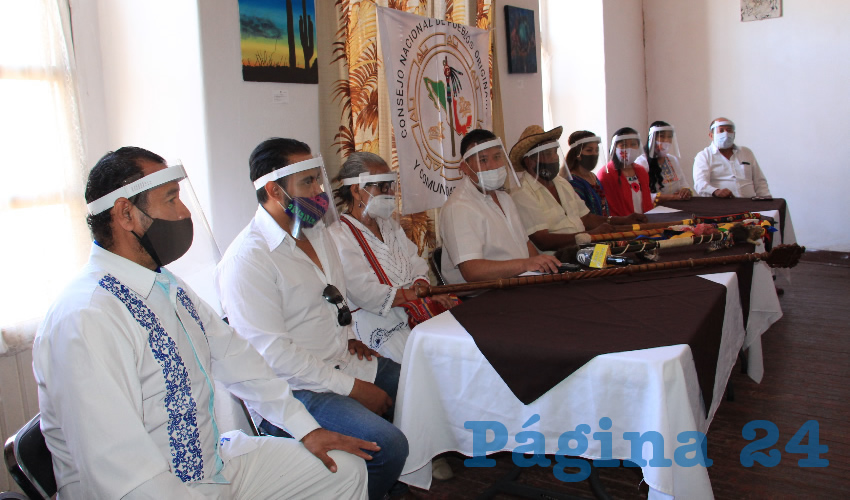 Varios representantes de gobierno y jefes supremos de las comunidades indígenas del país, entre ellos Zacatecas, Aguascalientes, Michoacán, Nuevo León e Hidalgo, entre otros miembros del Consejo Nacional de Pueblos Originarios y Comunidades Indígenas, denunciaron el fraude cometido en contra de personas de escasos recursos que fueron engañados con supuestos programas por los que pedían cantidades de más de 20 mil pesos para iniciar la supuesta construcción de una vivienda (Foto: Rocío Castro Alvarado)