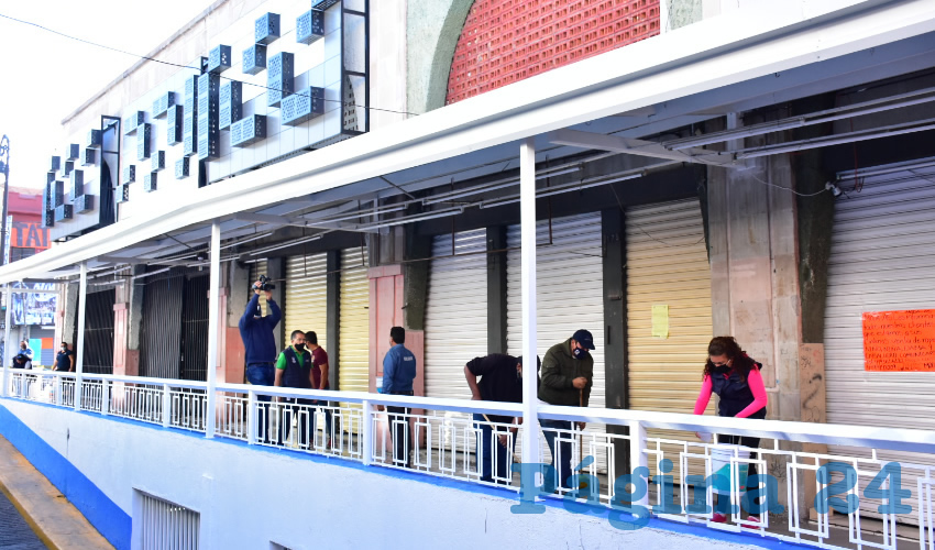 Realizaron trabajos de limpieza principalmente en pasillos y cortinas al exterior de comercios dedicados a la venta de productos como ropa y calzado