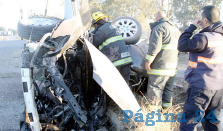 Bomberos hicieron un corte en el piso del auto para lograr extraer el cad&aacute;ver de la v&iacute;ctima