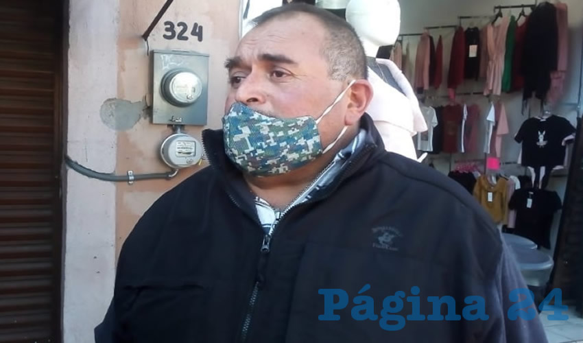 Jaime Robles, comerciante del pasaje de la Plaza Bicentenario, habló en nombre de otros comerciantes que piden a las autoridades locales y estatales que les permitan abrir algunas horas más, ya que se dicen afectados por la nueva medida implementada por el gobierno de Alejandro Tello Cristerna (Foto: Merari Martínez)