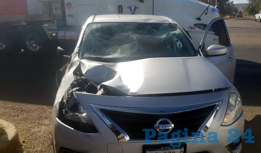 El automóvil Nissan Versa que se estampó contra un equino desbocado