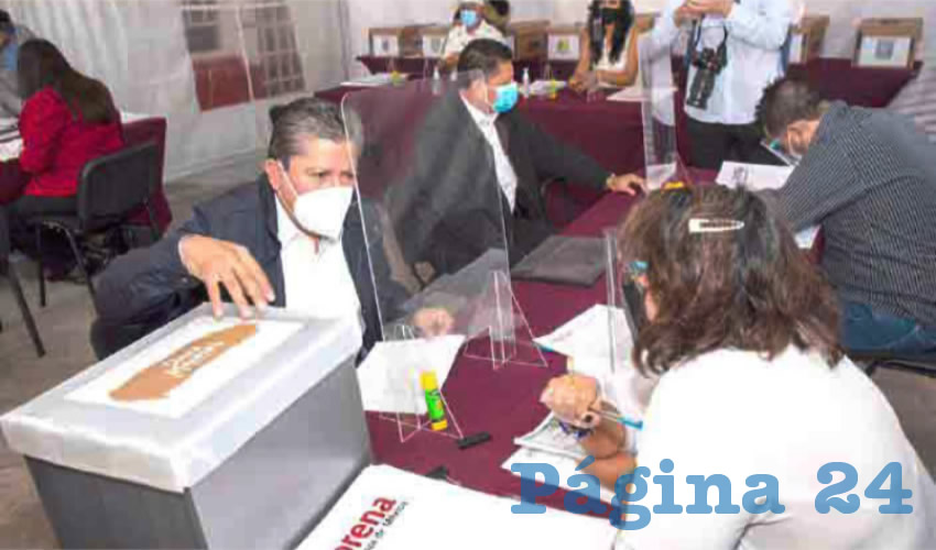 Acudió a la sede nacional de Morena con el respaldo de simpatizantes, líderes sociales, alcaldes y diputados zacatecanos.