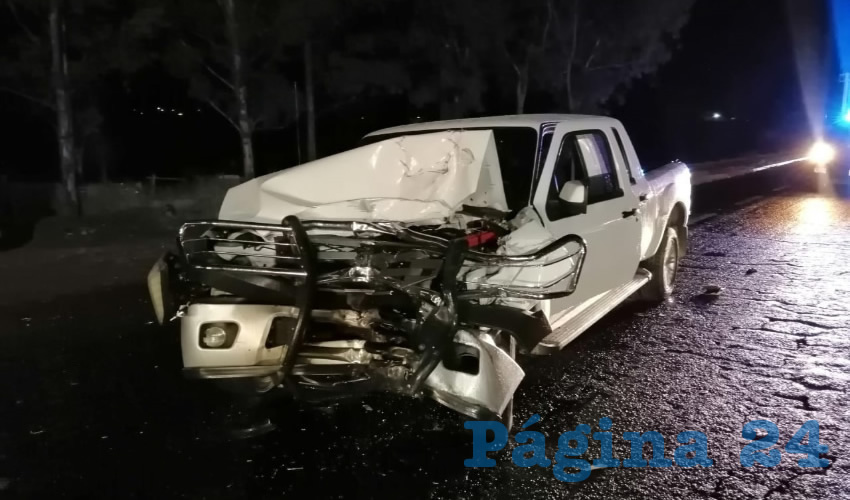 Destrozado en su parte frontal, quedó la camioneta Ford Ranger que manejaba José Manuel Alcántara Rivera, de 34 años