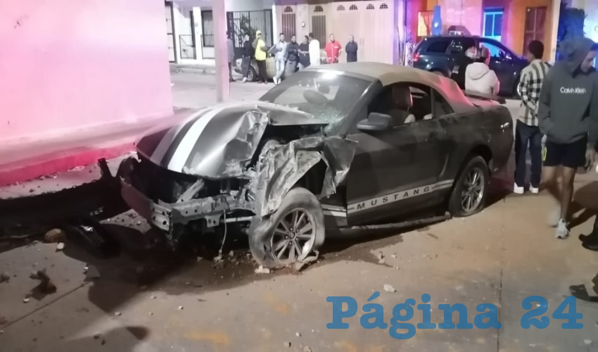 Así quedó el Mustang que colisionó contra una casa en la calle Ocote, en el fraccionamiento Ojocaliente III