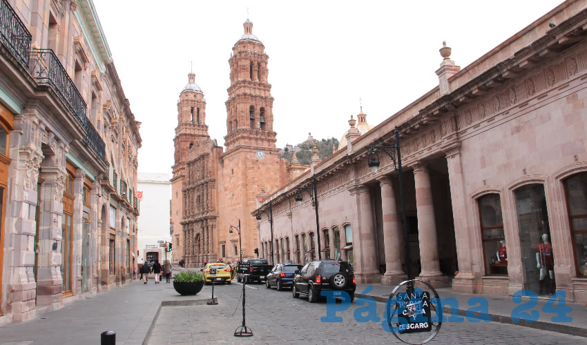 Durante gran parte de la mañana de ayer, los semáforos ubicados sobre la avenida Hidalgo del Centro Histórico de Zacatecas dejaron de funcionar, por lo que fue necesario que elementos de la Policía Vial dirigieran el tránsito vehicular en esta vital arteria (Fotos: Rocío Castro Alvarado)