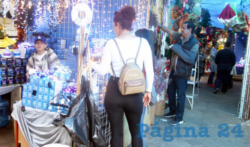 “Está solo, de hecho tenemos unos días de muy poca venta y pues qué más hacemos si ya no hay venta, incluso hay compañeros que no alcanzan a recoger, porque nos quitan la luz muy temprano”, lamentaron varios de los comerciantes entrevistados/Fotos: Francisco Tapia