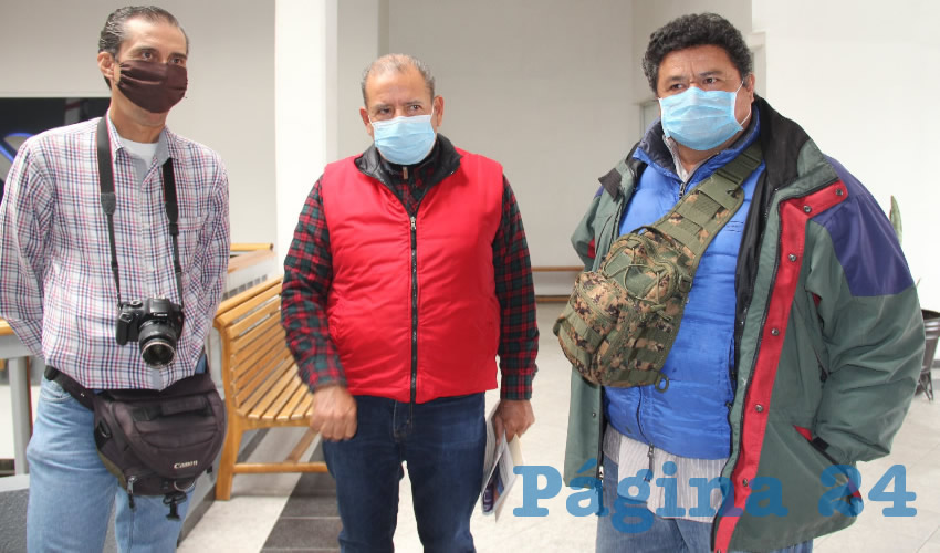 Algunos de los trabajadores afectados con el representante sindical