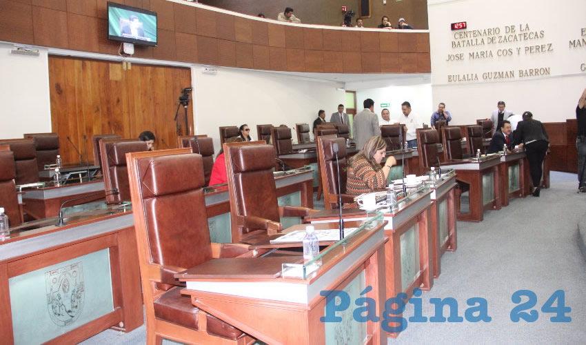 Mónica Flores Mendoza, diputada por el Partido de la Revolución Democrática (PRD), realizó el pase de lista, registrando la asistencia de únicamente 14 de las y los 30 diputados (Foto: Merari Martínez Castro)