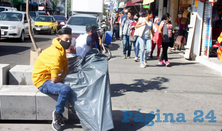 Aunque hay una cantidad considerable de personas en esta zona comercial de la capital jalisciense, son pocas las que entran a los negocios a comprar: hay poco dinero y se usa para gastarlo en lo necesario, precisaron entrevistados/Foto: Francisco Tapia
