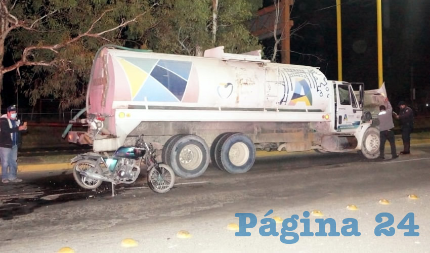 Luis Felipe Hernández Cervantes, de 28 años de edad, a bordo de una moto, se estrelló contra una pipa, sobre la avenida Aguascalientes, casi frente al parque El Cedazo
