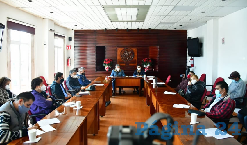 Jesús Padilla Estrada y Alma Gloria Dávila Luévano sostuvieron una reunión de Parlamento Abierto con interesados en el tema del rescate del Instituto de Seguridad y Servicios Sociales de los Trabajadores del Estado de Zacatecas (Issstezac), para analizar y enriquecer el proyecto de iniciativa de reforma a la ley de ese organismo (Foto: Cortesía)