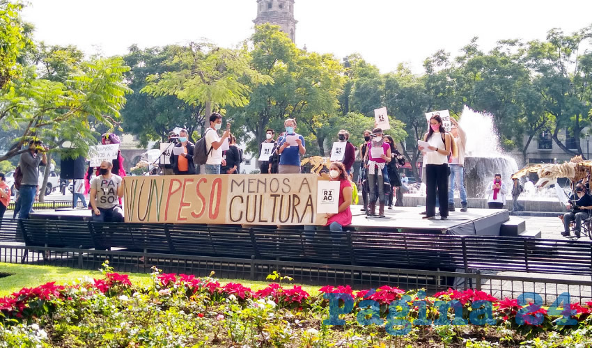 Es increíble que ni un solo diputado se haya manifestado en contra del recorte que pegará a diferentes artistas de Jalisco. Por esto, decenas de personas exigieron a los legisladores locales, y al gobernador Enrique Alfaro, que recapaciten sobre lo que están haciendo con el dinero del pueblo/Foto: Elizabeth Ríos Chavarría