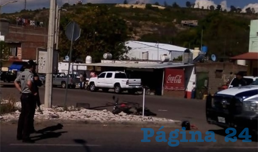 Un motociclista fue embestido por una camioneta, pero afortunadamente no sufrió heridas de gravedad