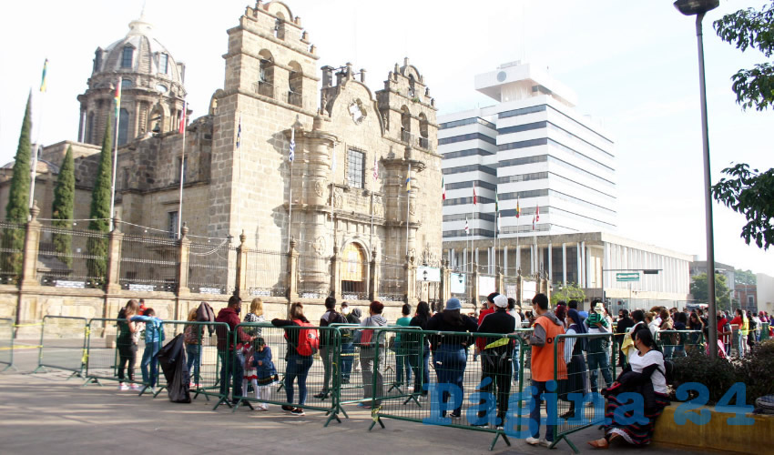 Pese al llamado de las autoridades a mantenerse en casa, y al cerco sanitario en el lugar, el Santuario de la Virgen de Guadalupe, en el centro tapatío congregó a decenas de personas que fueron a dar gracias a la “Morenita”/Fotos: Francisco Tapia