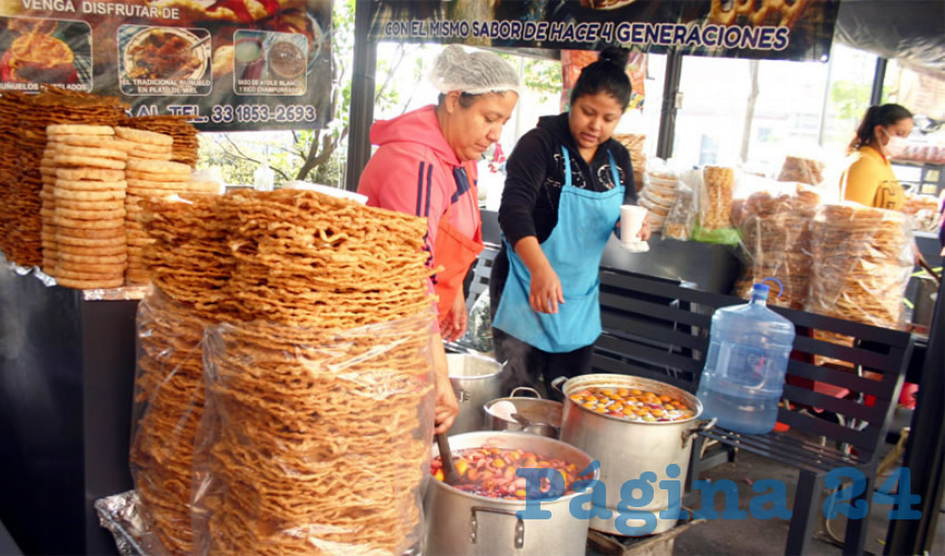 Vendedores de buñuelos de la zona del Santuario lamentaron que son ya años de bajas ventas; más por los proyectos de obra como la línea 3 del tren ligero, la peatonalización de la avenida Alcalde, y recientemente, por la pandemia de coronavirus, que impidió el comercio/Foto: Francisco Tapia