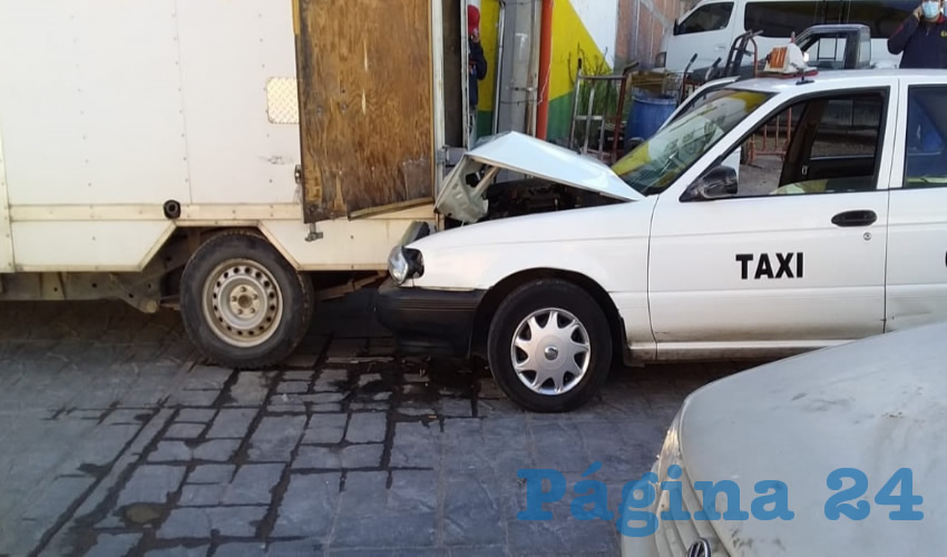 El taxi, sin control, se estampó contra una camioneta estacionada
