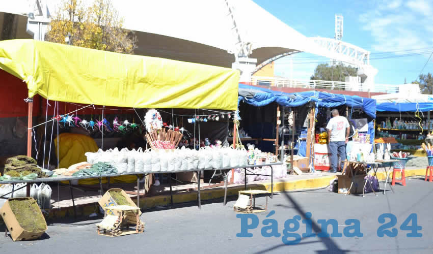 Los vendedores que acostumbran a ofrecer su mercancía en este punto, tienen la esperanza de vender los productos que adquirieron para esta temporada (Foto: Merari Martínez)