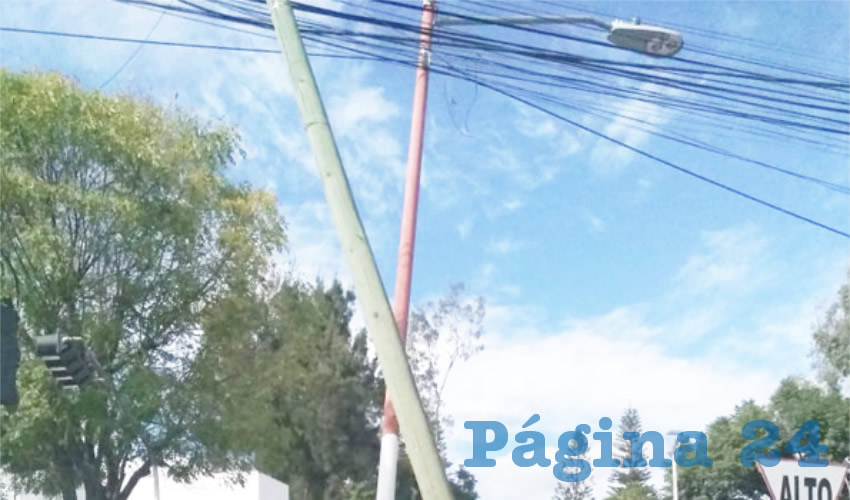 En la colonia Residencial Plaza Guadalupe, en Zapopan, un poste de luz está “descansando” sobre cables de alta tensión. Hace más de un año algún borracho destrozó el poste, y el ayuntamiento a cargo de Pablo Lemus no ha sido capaz de arreglarlo/Foto: Rafael Hernández Guízar