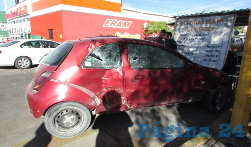 Contra este veh&iacute;culo Ford Ka tinto se estrellaron los j&oacute;venes