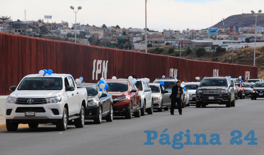 La mañana de ayer, un nutrido contingente de médicos, enfermeras y personal del sector salud realizaron una caravana vehicular en defensa de los derechos de la médico Azucena Guadalupe Calvillo Carrillo (Foto: Rocío Castro)