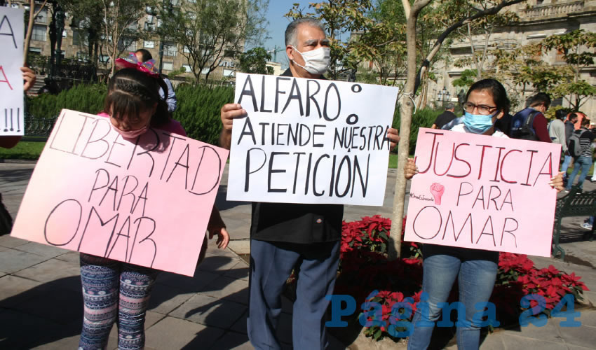 Omar fue detenido por un supuesto robo en 2011 y lo mantuvieron preso casi dos años; lo dejaron en libertad tras corroborarse que a la hora del atraco estaba en el Macrobús. Pero él jamás se enteró que el MP apeló la sentencia y el juez ordenó lo condenó a nueve años de cárcel. Ahora, sólo un indulto del gobernador Enrique Alfaro podría librar a este hombre de cumplir condena por algo que no hizo/Fotos: Francisco Tapia
