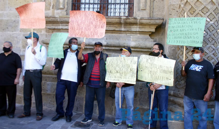 Trabajadores del extinto Sistecozome, protestaron nuevamente a las afueras de Palacio de Gobierno; en esta ocasión obtuvieron acuerdos parciales del gobierno estatal, quien se comprometió a avanzar en los pagos que aún se adeudan/Fotos: Francisco Tapia
