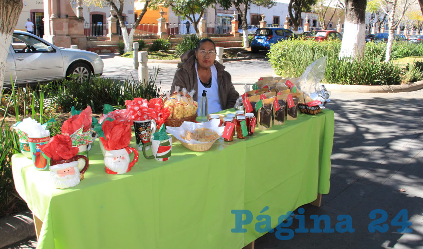 Los productos a la venta son muy variados, van desde decoración para el hogar, adornos navideños, ropa, accesorios personales, juguetes e incluso comida (Foto: Rocío Castro Alvarado)