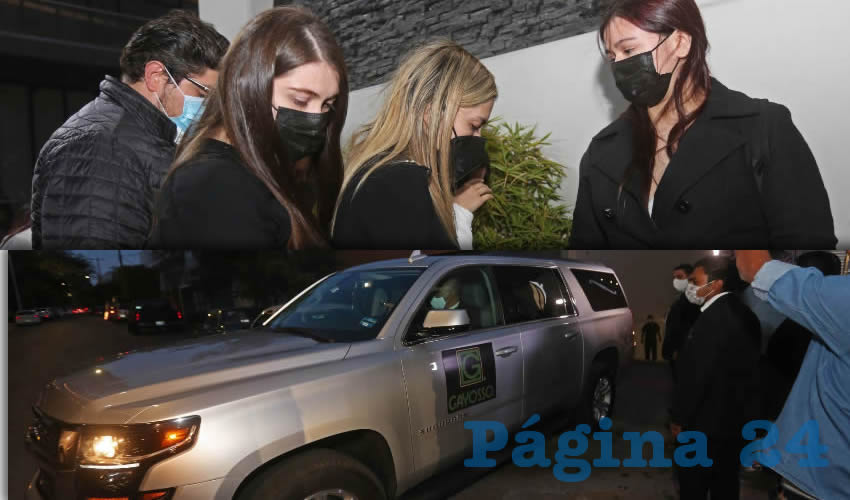 El cuerpo del exmandatario llegó a Guadalajara por la tarde donde fue velado en el recinto mortuorio Gayosso. Al frente de los deudos, la esposa del exgobernador, Lorena Jassibe Arriaga, y su hija Giovanna/Fotos: Cuartoscuro