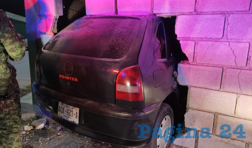 El auto Volkswagen Pointer atravesó la barda perimetral de la Catorceava Zona Militar