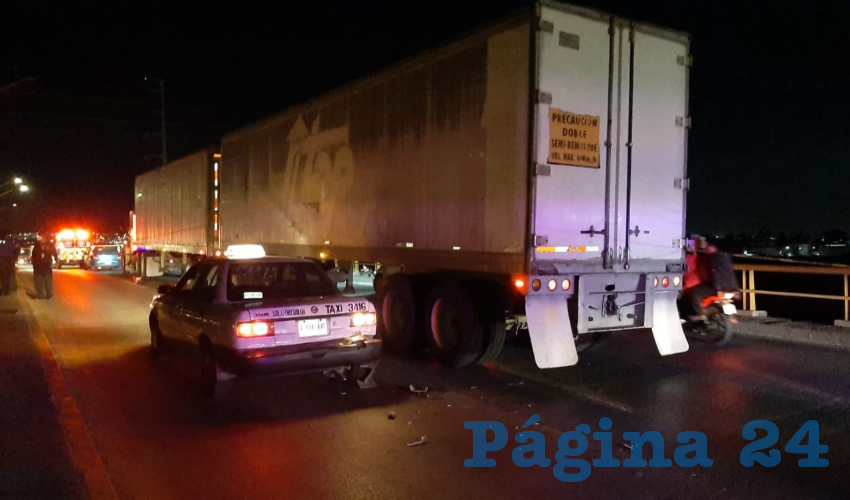 En avenida Siglo XXI norte, entre bulevar a Zacatecas y avenida Constitución, en el puente sobre las vías del tren, el hoy occiso se estrelló contra un taxi y al caer en la cinta asfáltica fue arrollado por un tráiler