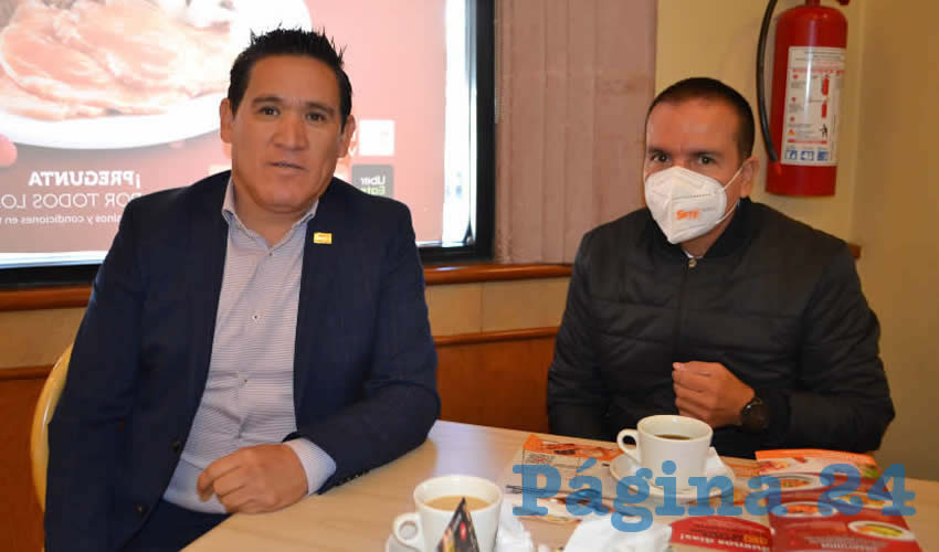 En conferencia para medios de comunicación, el secretario general de la Sección 58 del Sindicato Nacional de Trabajadores de la Educación (SNTE) en Zacatecas, Óscar Castruita Hernández, informó sobre la rifa de dos vehículos como reconocimiento al trabajo de los docentes (Foto: Merari Martínez)