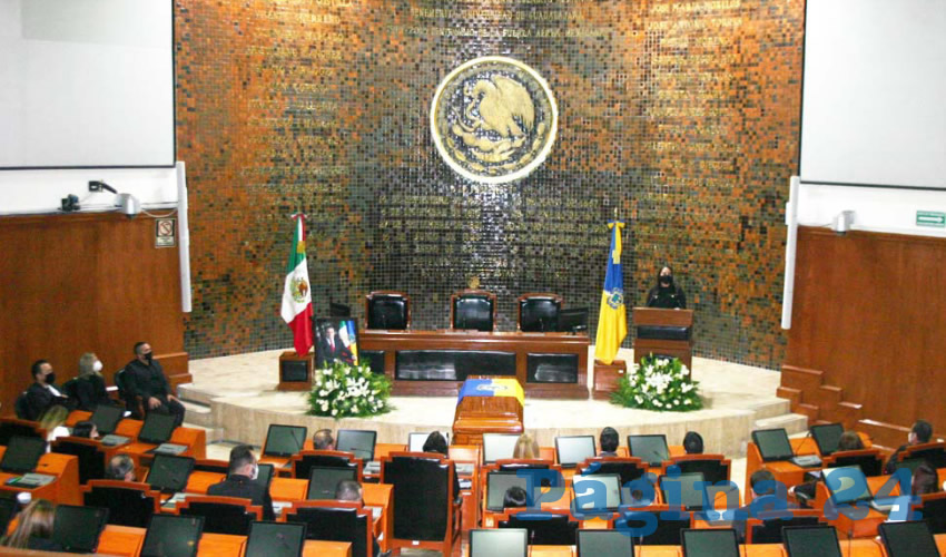 En el Congreso de Jalisco, tanto los legisladores como la viuda del ex gobernador del estado exigieron justicia y el pronto esclarecimiento de los hechos. En el homenaje de cuerpo presente lo recordaron como un hombre que velaba por el bien de sus semejantes/Fotos: Francisco Tapia