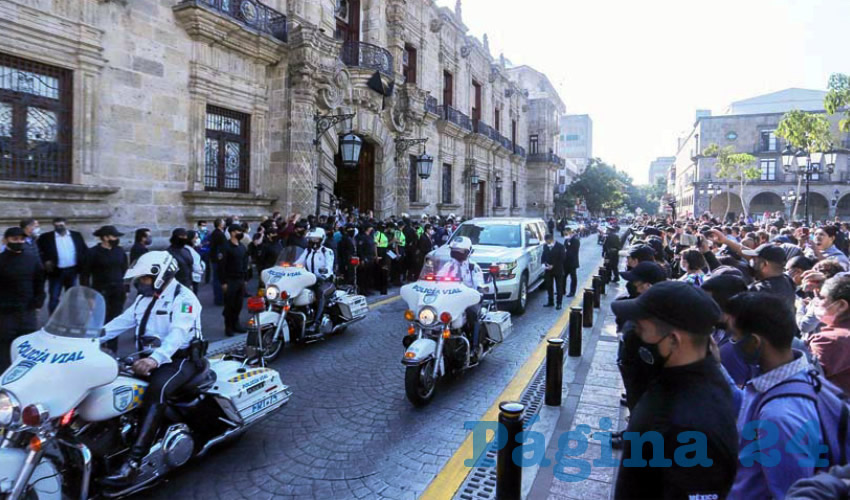 El féretro con el cuerpo del ex gobernador fue llevado al Palacio de Gobierno de Jalisco, donde se le rindió homenaje con funcionarios del gobierno, así como con familiares y amigos de Sandoval Díaz/Foto: Cortesía