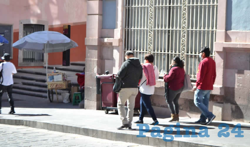 Durante la última semana ha incrementado la movilidad en la zona metropolitana, tanto en el primer cuadro de la capital como en centros comerciales y tiendas departamentales donde se hacen largas filas para entrar (Foto: Merari Martínez)