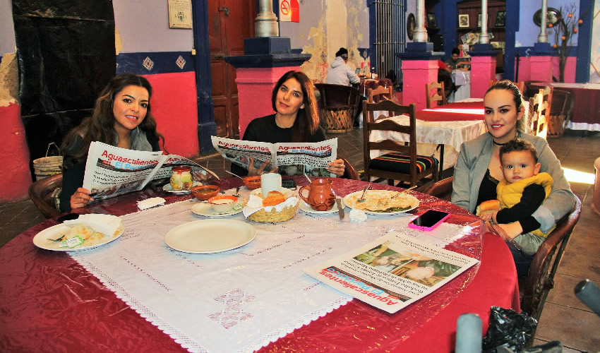 En restaurante La Saturnina desayunaron Laura Alejandra Aguirre Delgado, Lindsy Guti&eacute;rrez Mendoza y Fany V&aacute;zquez Ruiz Esparza