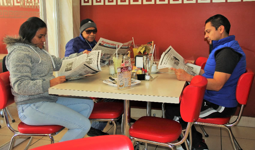 En el restaurante Mitla desayunaron Norma Galarza Romo, J. Jes&uacute;s Regis Ordo&ntilde;ez y David Regis Escudero