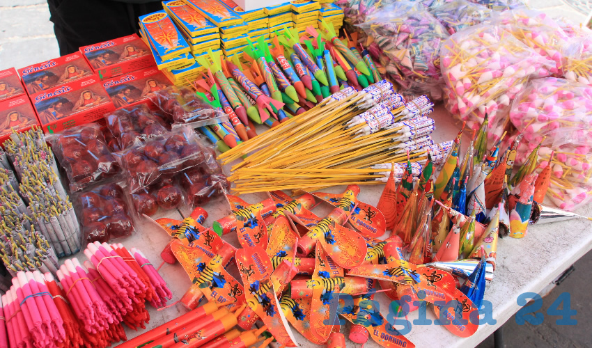 En distintas calles, centros comerciales y espacios públicos de las ciudades de Guadalupe y Zacatecas, vendedores semifijos comenzaron con la venta de pirotecnia que generalmente es utilizada por las y los zacatecanos durante las celebraciones de Navidad y año nuevo (Foto: Rocío Castro Alvarado)