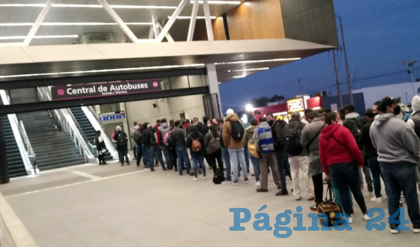Al inicio, el Siteur anunció algunos retrasos en el servicio, por lo cual la frecuencia del paso de vagones fue más prolongada de lo usual; sin embargo, hubo un momento en el que de plano el servicio se paralizó, lo que dejó varadas a cientos de personas/Fotos: Francisco Tapia