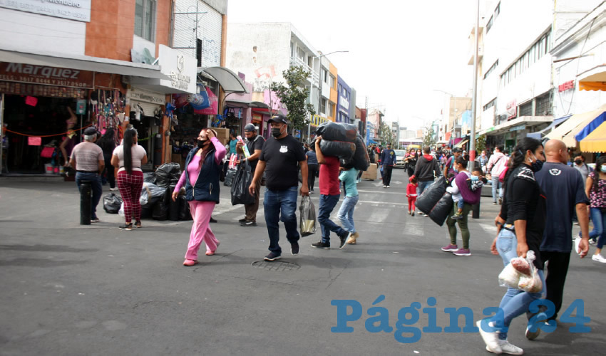 Con largas filas, sin respetar la sana distancia o el correcto uso del cubrebocas, cientos de jaliscienses se aventuraron ayer al centro para comprar los últimos regalos navideños; así de abarrotada lucía la zona de Obregón y alrededores/Fotos: Francisco Tapia