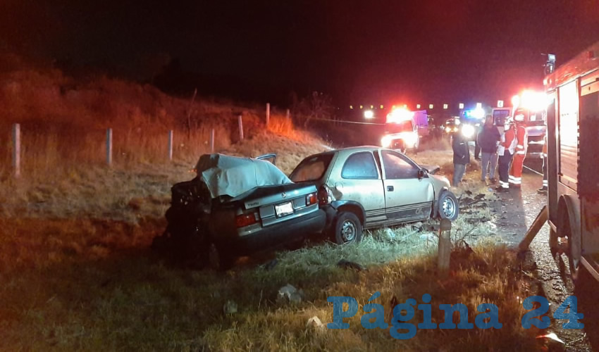 El Chevrolet Chevy y el Nissan Tsuru quedaron fuera del camino, muriendo tres de sus cuatro tripulantes