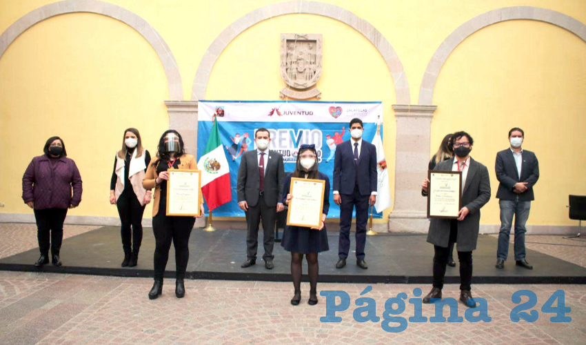Fue en la Casa Municipal de Cultura “Roberto Cabral del Hoyo” donde acatando las medidas sanitarias, el primer edil entregó reconocinimientos a los ganadores de las diferentes categorías destacando que se trata de un día muy importante para la capital, pues “celebramos la primera edición de este premio, un esfuerzo coordinado para reconocer a quienes han decidido comenzar una importante trayectoria, y con sus ideas, talento, habilidades y pasión, hacer el cambio para Zacatecas, evaluando 10 categorías”, resaltó