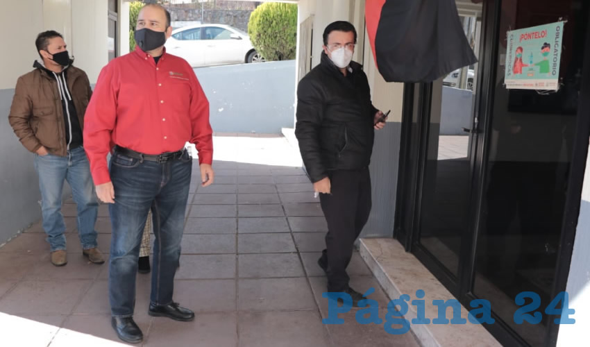 Trabajadores de la funeraria del Instituto de Seguridad y Servicios Sociales de los Trabajadores del Estado de Zacatecas(Issstezac) realizaron un paro de labores para manifestar la falta de pago de prestaciones de fin de año, como el aguinaldo, además reprocharon las carencias en insumos para el manejo de cadáveres COVID-19 (Foto: Página 24/Merari Martínez)