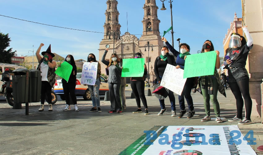 Feministas se manifestaron afuera del Congreso para evitar se votara la iniciativa de blindar la vida 