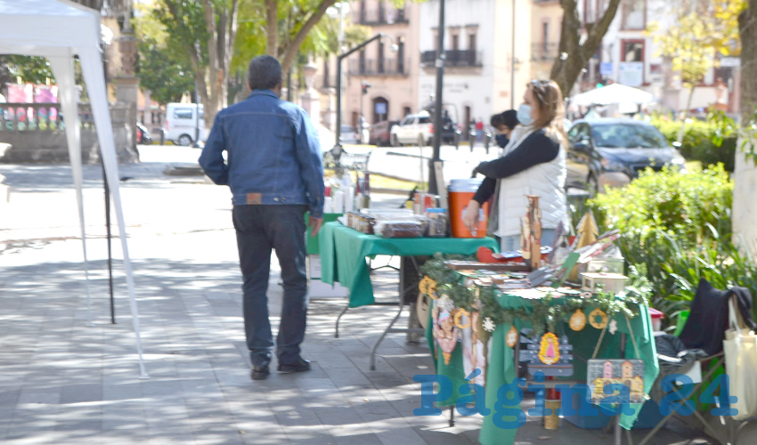 Debido a la pandemia y a la imposibilidad de realizar bazares y eventos dedicados a la venta de productos hechos por creadores zacatecanos, el Ecobazar Navideño fue uno de los más importantes foros para quienes se dedican a esta actividad (Foto:Página 24/ Merari Martínez)