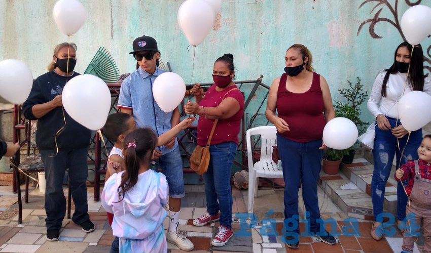 A pesar de que ha exigido avances en la investigación, hasta el momento no hay resultados sobre la desaparición de Kenia, quien ayer cumplió 21 años. Por esto, su madre colocó maquillajes y demás artículos en su habitación, deseando que vuelva/Foto: Elizabeth Ríos Chavarría