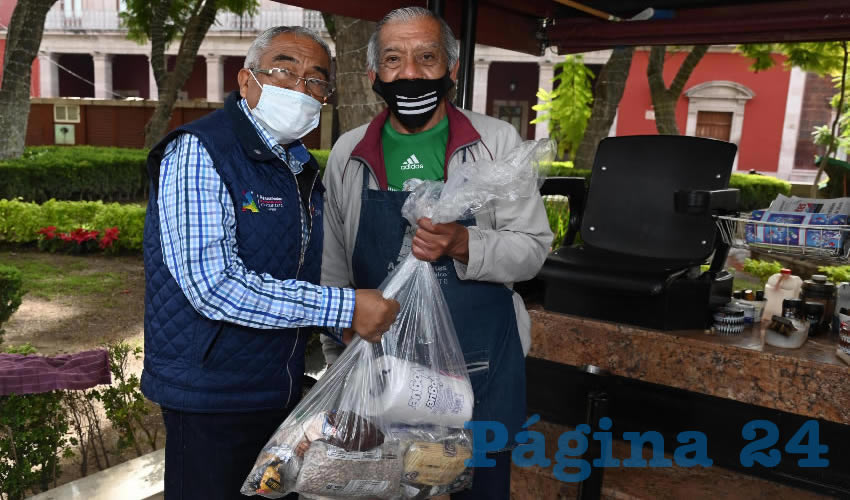 Como parte de las acciones implementadas a favor de sectores vulnerables, Ramón Jiménez Peñaloza, presidente del DIF Municipal de Aguascalientes, entrega apoyos alimenticios