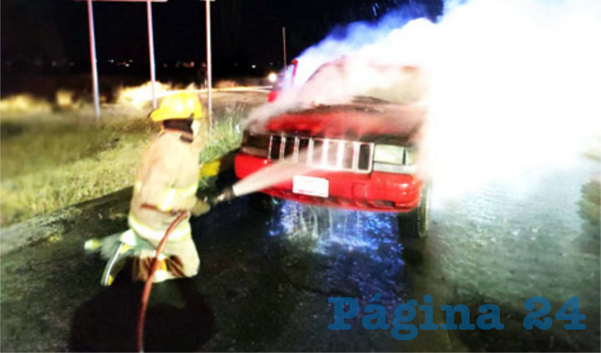 La unidad ardió en llamas sobre avenida Profesor J. Refugio Lara Martínez, a la altura del parque industrial, en San Francisco de los Romo