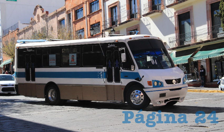 Al viajar con exceso de pasajeros, se incumple con la sana distancia, además que alguno usuario no portan adecuadamente el cubrebocas, viajan adultos mayores y menores de edad, algunos sin hacer uso del barbijo