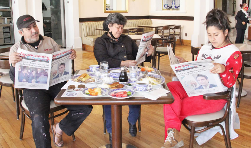 En el restaurante Sanborns desayunaron Carlos G&oacute;mez S&aacute;nchez, Mar&iacute;a Elena &Aacute;vila N&uacute;&ntilde;ez y Yesenia G&oacute;mez &Aacute;vila